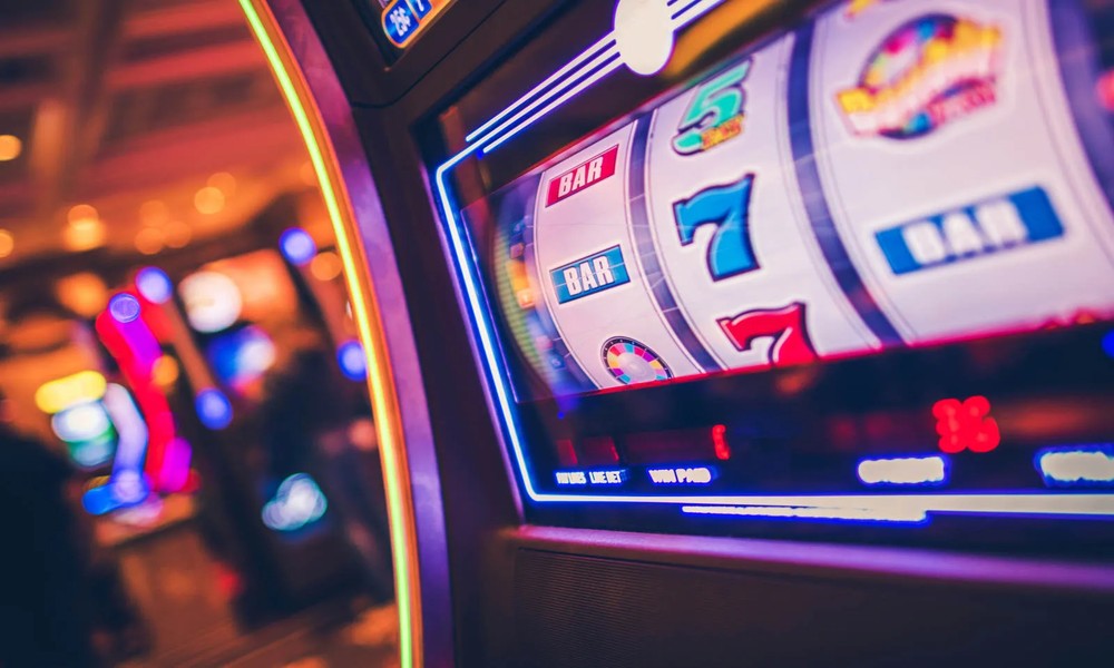 How do online slot win evaluations check all paylines?